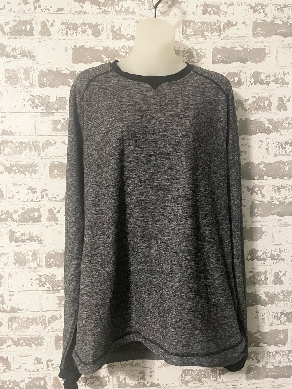 Lululemon Heathered Gray Long Sleeve Athletic Top Thumbholes Relaxed Fit XL